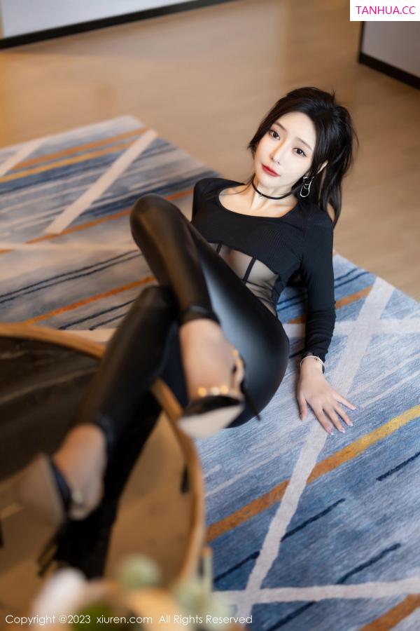 王馨瑶  [XiuRen]高清写真图 2023.04.28 No.6663 王馨瑶yanni 停车场皮裤第29张图片